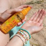 HEI-ambiance-653251-huile_SPF15_plage_vrac_mains_femme-1080x1080px-1E4A2436.jpg